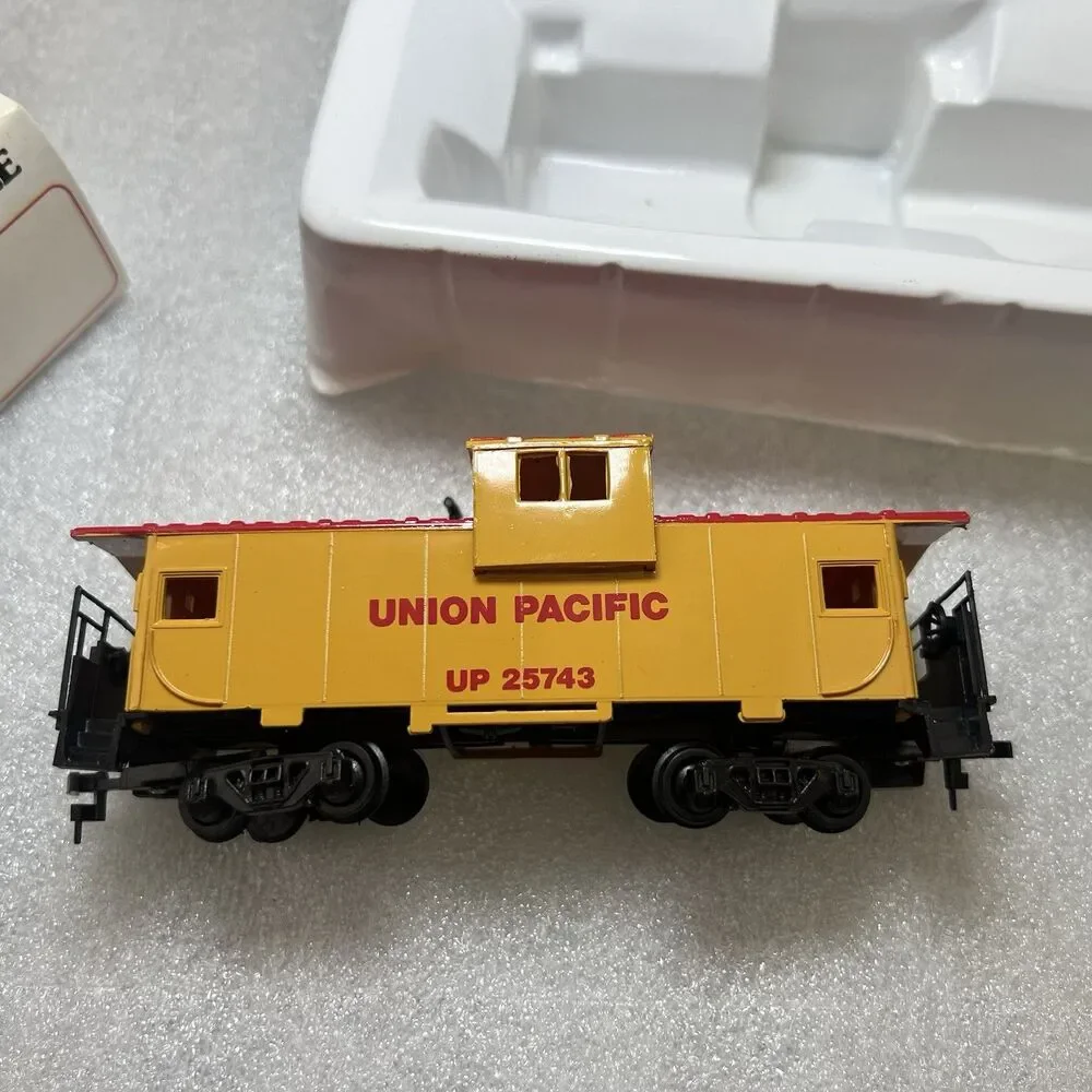 Lot Of 2 Bachmann HO Scale Train Car Pacific UP 25743 & American Cyanamid Tanker